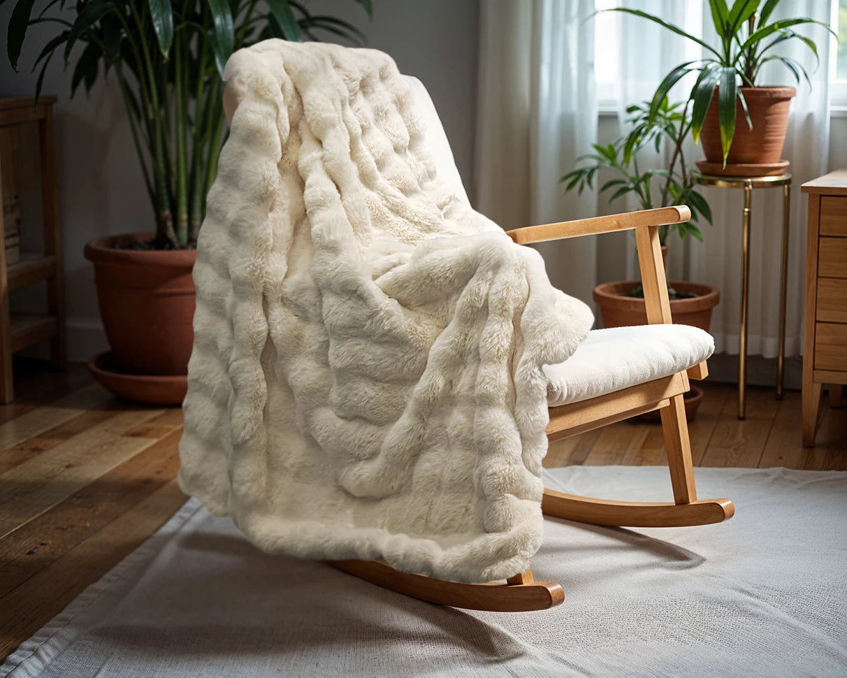 Pom Rabbit Fur Plaid 150 × 200 cm – Luxus trifft Komfort