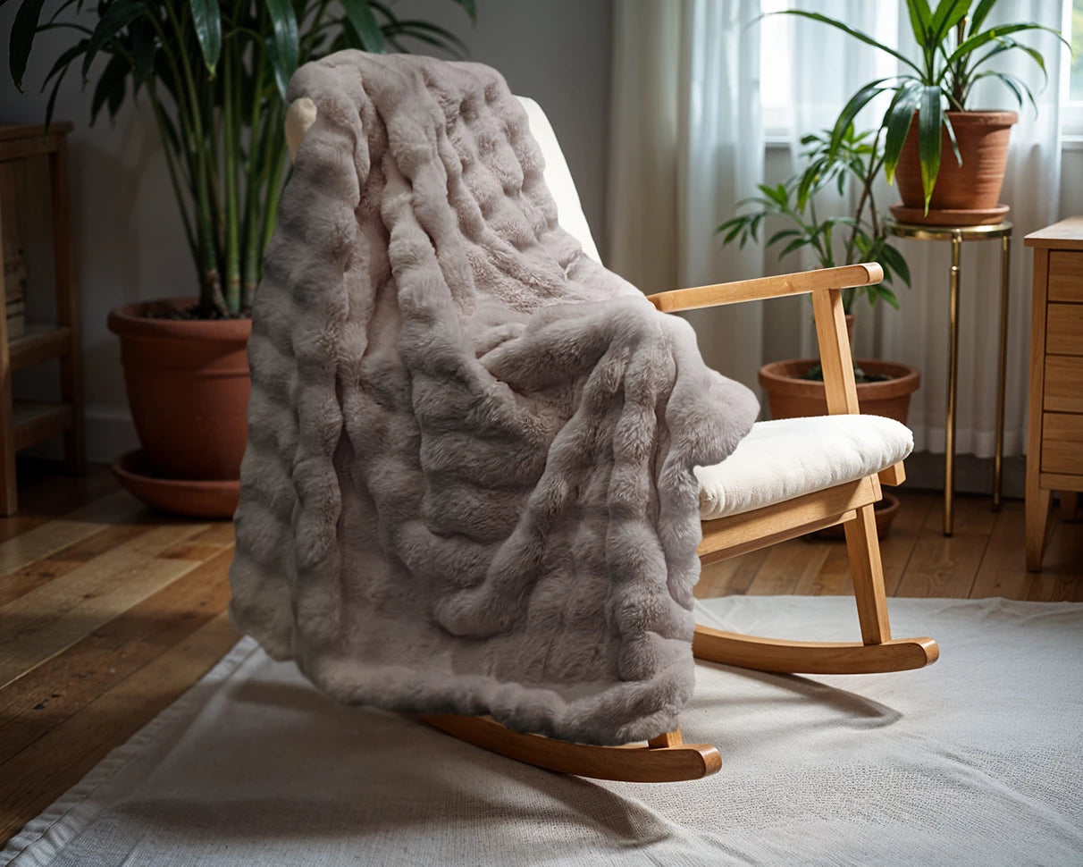 Pom Rabbit Fur Plaid 150 × 200 cm – Luxus trifft Komfort