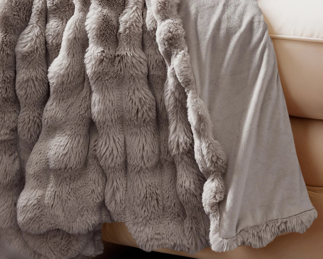 Pom Rabbit Fur Plaid 150 × 200 cm – Luxus trifft Komfort