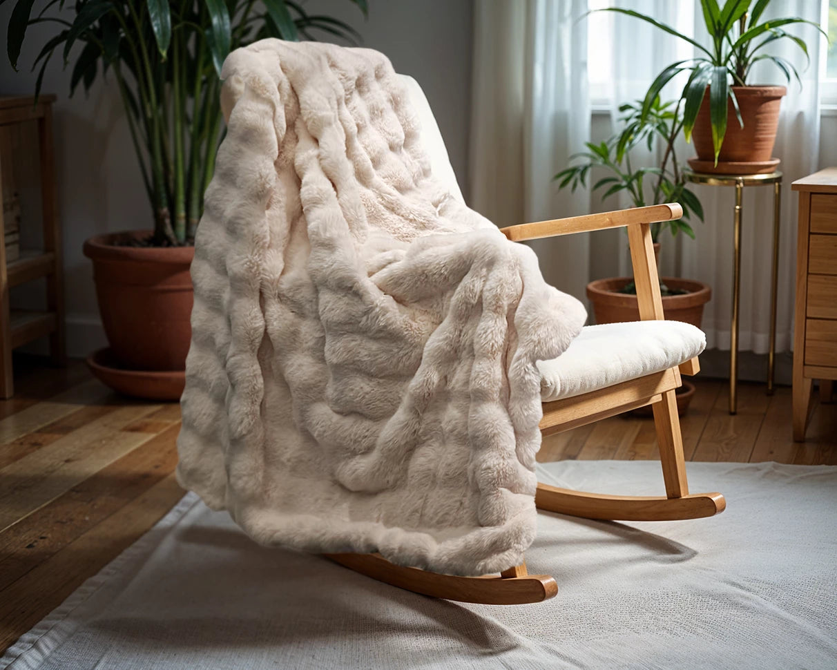 Pom Rabbit Fur Plaid 150 × 200 cm – Luxus trifft Komfort