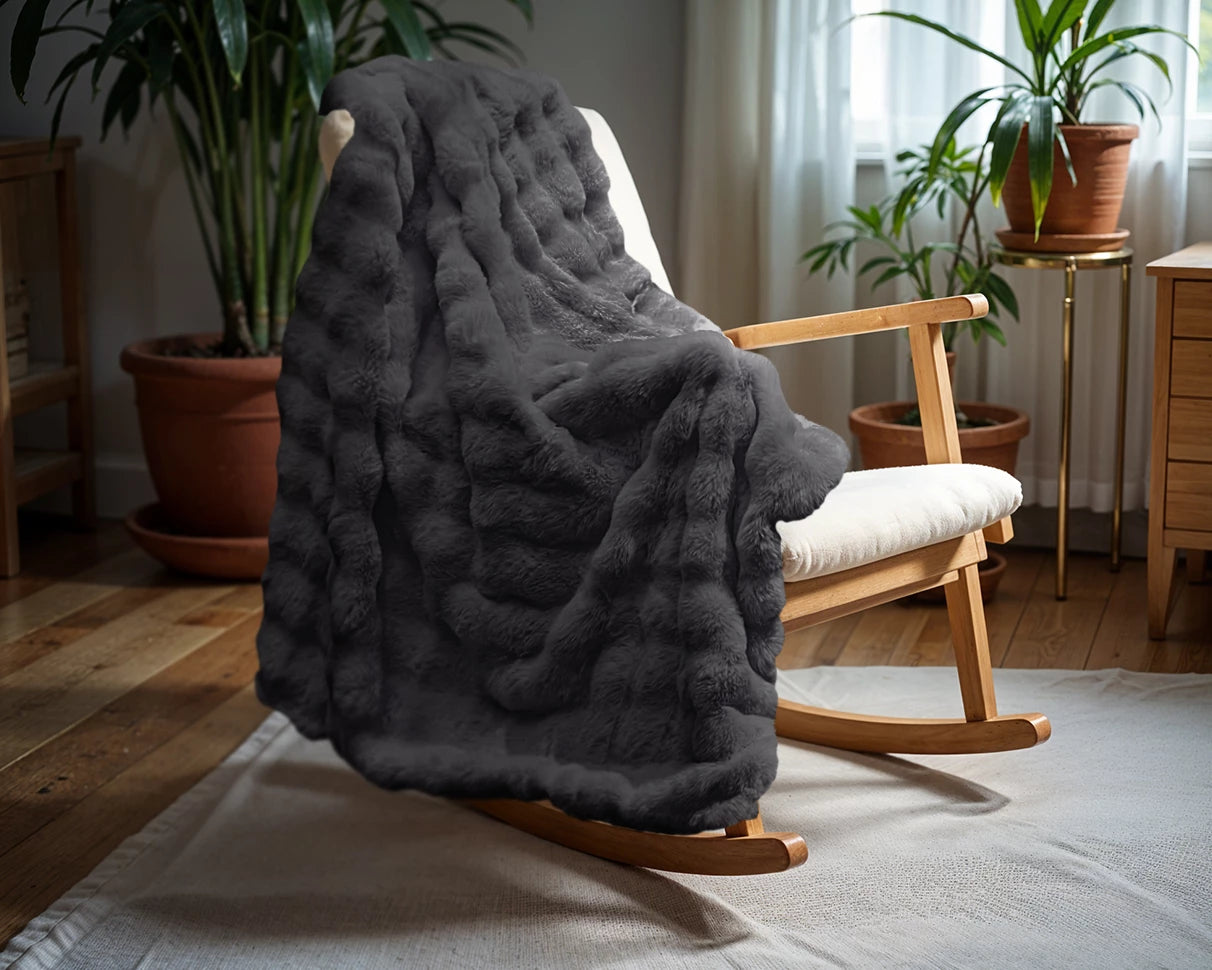 Pom Rabbit Fur Plaid 150 × 200 cm – Luxus trifft Komfort
