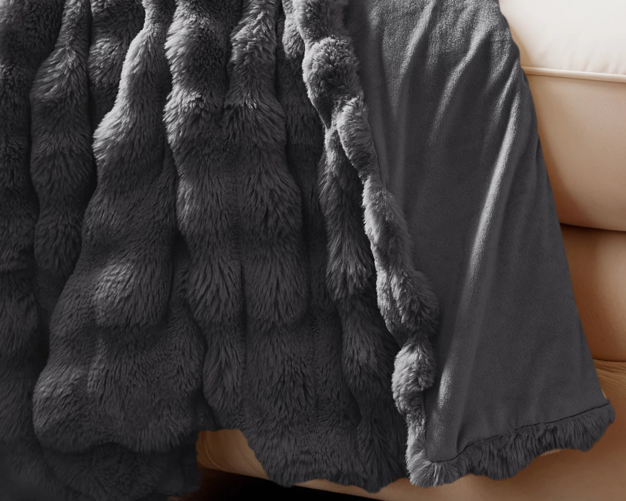 Pom Rabbit Fur Plaid 150 × 200 cm – Luxus trifft Komfort