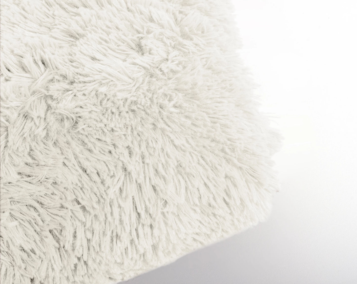 Polar Bear Sierkissen – Stilvolles Dekokissen mit weichem Kunstfell 50 × 50 cm