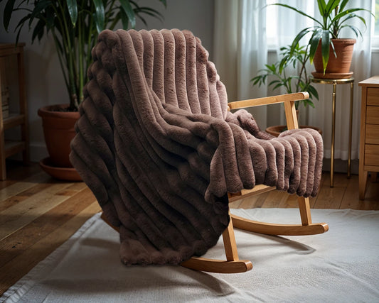 Rib Rabbit Fur Plaid Taupe/Grau – Luxuriöse Kuscheldecke mit stilvollem Rippendesign