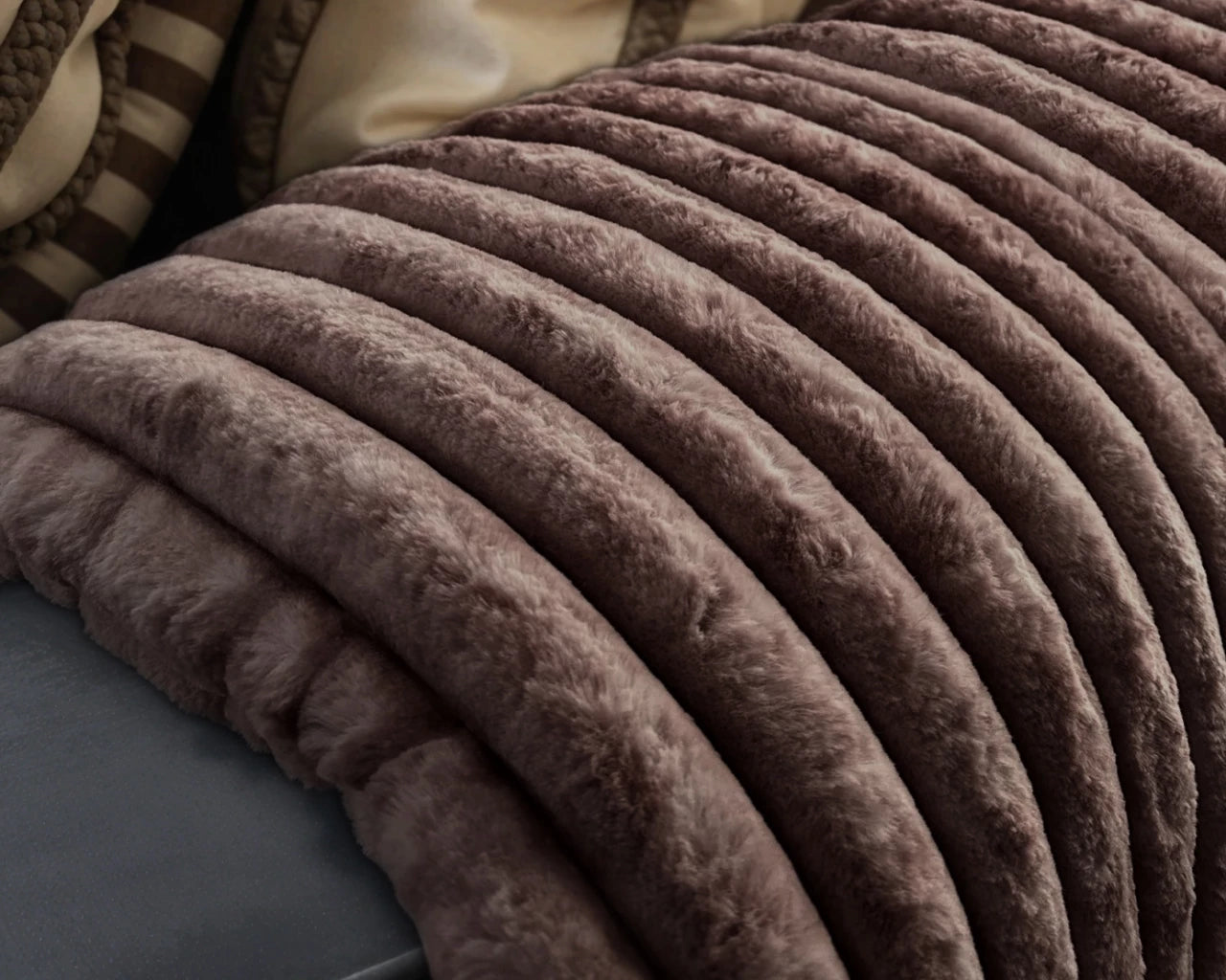 Rib Rabbit Fur Plaid Taupe/Grau – Luxuriöse Kuscheldecke mit stilvollem Rippendesign